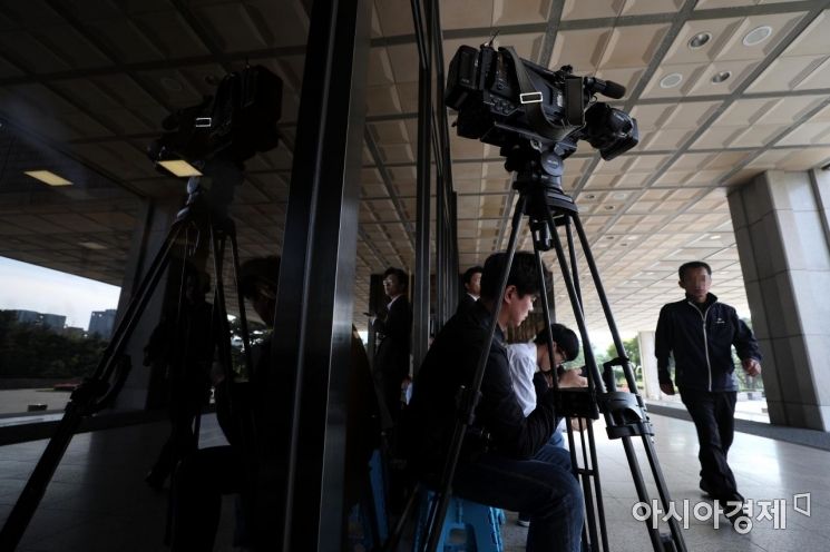 [포토]정경심 교수 기다리는 취재진 