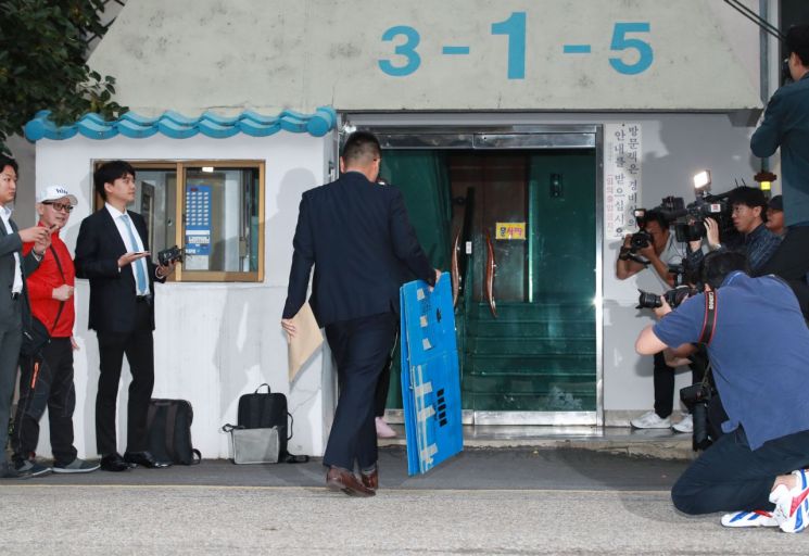 23일 오후 검찰 관계자들이 박스를 들고 서울 서초구 방배동 조국 법무부 장관의 자택으로 향하고 있다./사진=연합뉴스