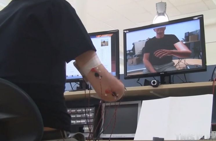 팔이 절단된 환자가 비디오게임을 통해 환상통을 치료하고 있는 모습. [사진=유튜브 화면캡처]