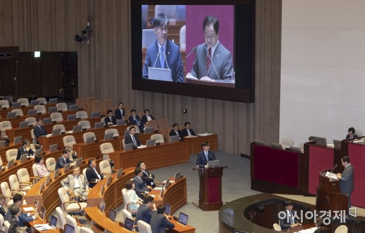 [포토] 답변하는 조국 장관