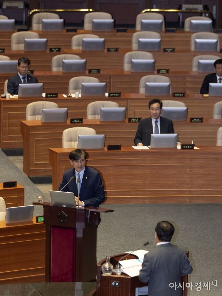 조국 "딸 생일 케이크 사서 올라가는 SNS 사진 봤다"