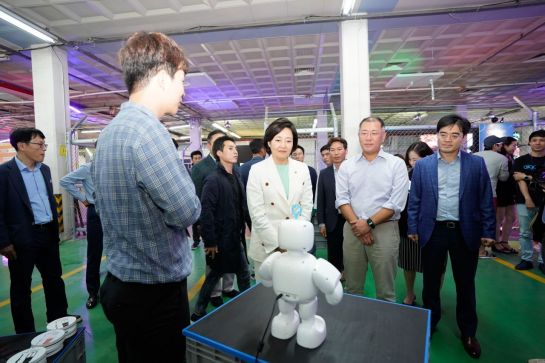 박영선 중소벤처기업부 장관(오른쪽 세 번째)과 정의선 현대자동차그룹 수석부회장(오른쪽 두 번째)이 26일 서울 용산 옛 현대자동차 원효로 서비스센터 부지에서 개최된 '제로원데이' 행사장에서 작품을 관람하고 있다.