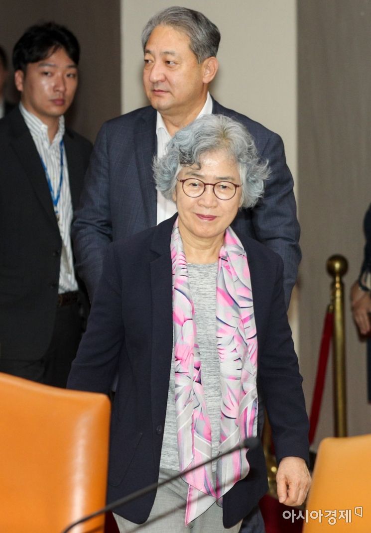 [포토]회의실 들어서는 박은정 국민권익위원장