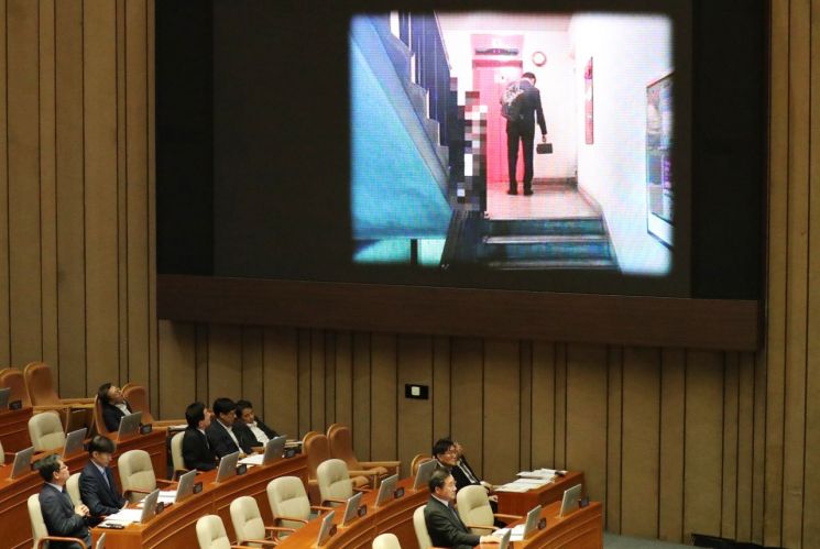 조국 "딸 생일 케이크 사서 올라가는 SNS 사진 봤다"