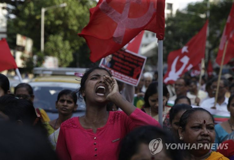 인도에서 '불가촉천민'이라 불리는 최하층 카스트 '달리트'들이 지난해 4월2일(현지시간) 뭄바이에서 대법원의 '달리트 보호법규' 완화 결정에 반발, 시위를 벌이고 있다. 사진=AP연합뉴스