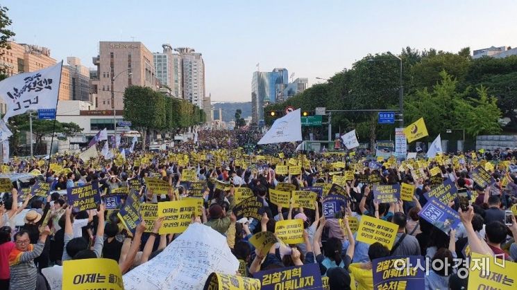 28일 오후 6시 서울 서초구 서초동 서울중앙지검 앞에서 열린 '검찰개혁 촛불문화제' 참가자들로 도로가 가득 메워졌다./이정윤 기자