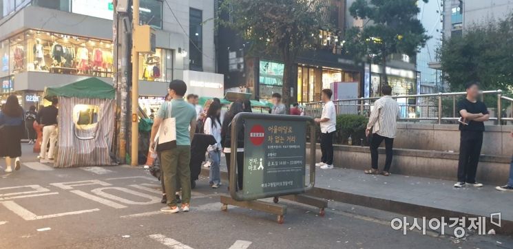 서울 마포구의 한 거리에서 흡연하고 있는 사람들/사진=허미담 인턴 기자 damdam@asiae.co.kr