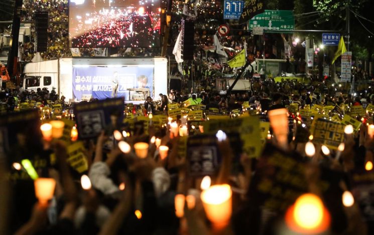 '대규모 촛불집회' 與 "검찰개혁, 국민의 명령" VS 野 "뻥튀기 병"