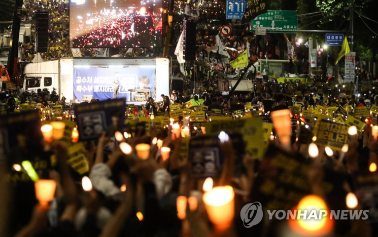 28일 오후 서울 서초구 서초동 중앙지검 앞에서 열린 검찰 개혁 촛불 문화제에서 참석자들이 구호를 외치고 있다.