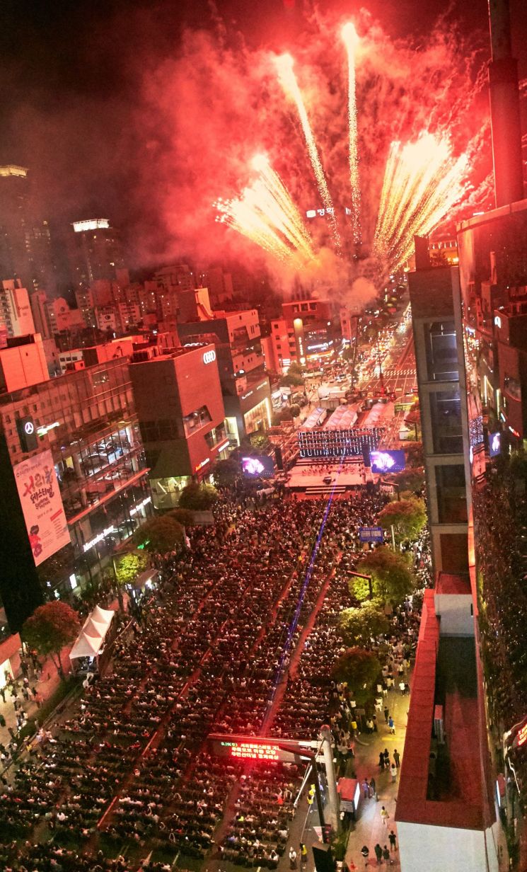 서리풀폐스티벌의 마지막날 28일 화려한 불꽃쇼가 반포대로의 밤하늘을 수놓으며 축제의 대미를 장식했다.