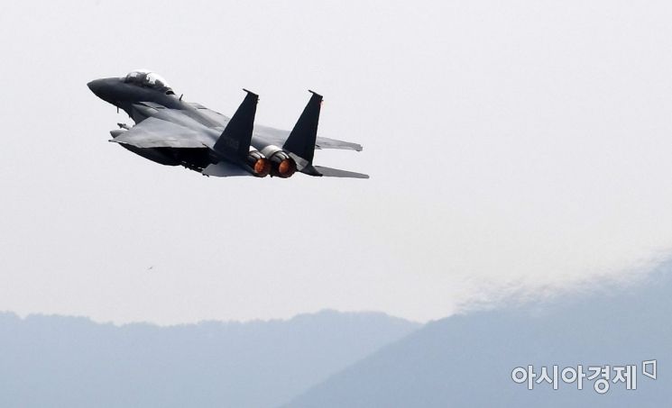 지난 9월27일 대구 공군기지에서 열린 제71주년 국군의 날 기념행사 미디어데이에서 F-15K 전투기가 비행하고 있다./대구=김현민 기자 kimhyun81@