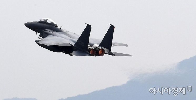 지난달 27일 대구 공군기지에서 열린 제71주년 국군의 날 기념행사 미디어데이에서 F-15K 전투기가 비행하고 있다./대구=김현민 기자 kimhyun81@