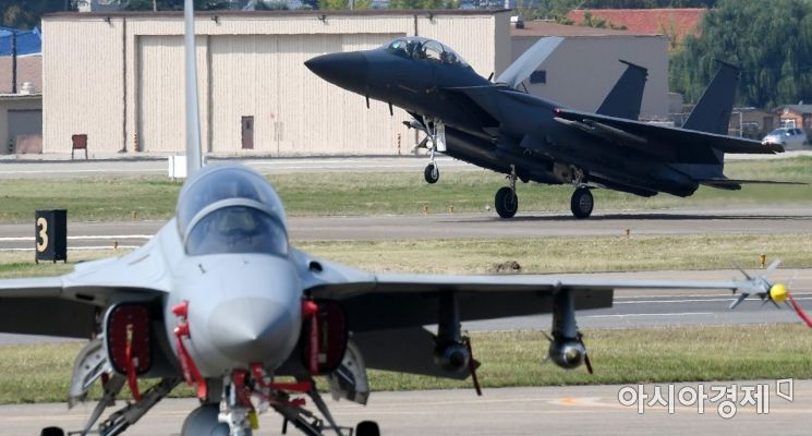 [포토] 편대비행 마치고 착륙하는 F-15K