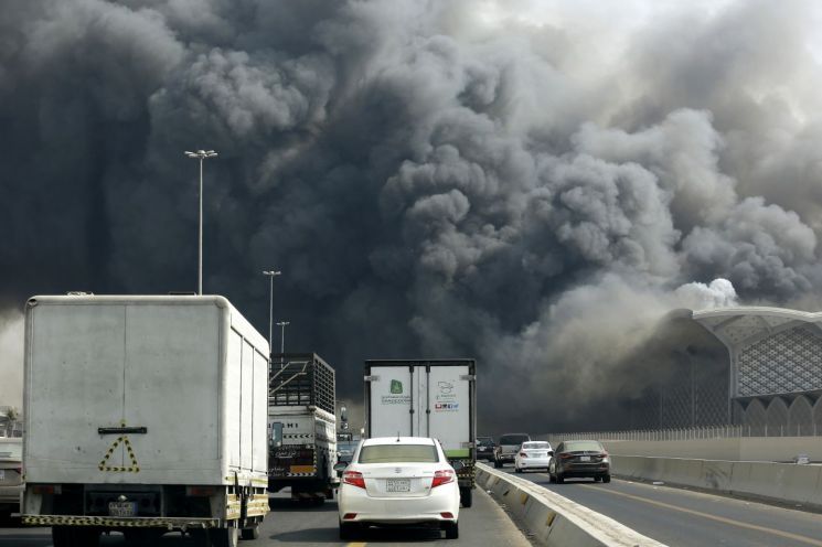 사우디 석유시설 피격 이어 고속철 역에 큰 화재 