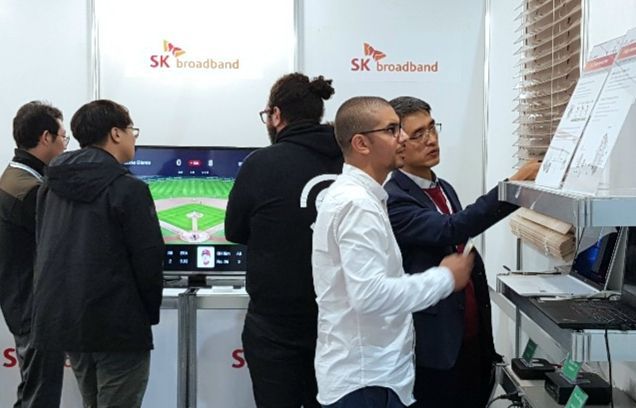 SK브로드밴드는 30일 불가리아에서 개최된 전자기술 전시회에서 10기가 인터넷 관련 솔루션들을 선보였다고 밝혔다. SK브로드밴드 직원이 관람객들에게 10기가 솔루션들을 소개하고 있다.