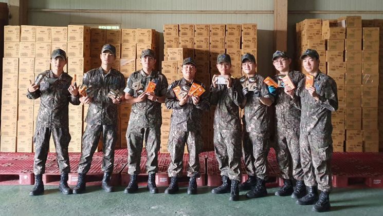 롯데제과, '국군의 날' 맞아 국군 장병들에게 위문품 전달