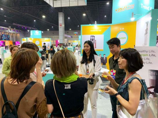 지난 28일부터 태국 방콕에서 열린 '케이콘(KCON) 2019' 관람객들이 휴롬 부스에 방문해 원액기로 착즙한 주스를 시음하면서 이야기를 나누고 있다.