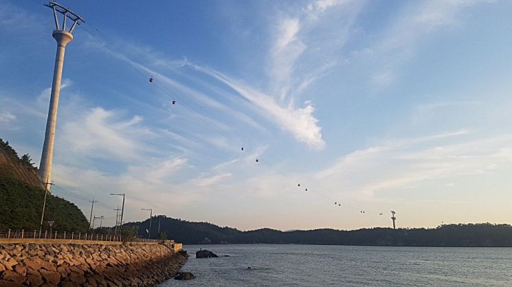 국내 최장 3.23㎞의 길이에 155m 높이의 해상케이블카가 하늘에서 다도해와 목포시, 유달산 등을 조망할 수 있는 짜릿한 조망 체험을 할 수 있다.