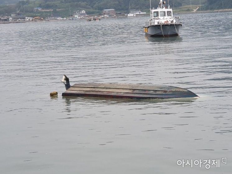 30일 전남 고흥 앞바다에서 전복된 소형 어선(사진=여수해경 제공)