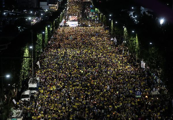 '건전지 없어서 못 팔았다' 검찰개혁 촛불집회에 인근 편의점 대박 행진(종합)