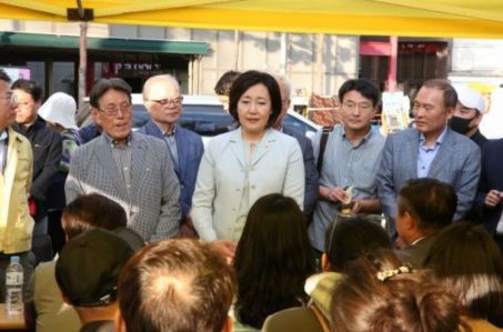 박영선 중소벤처기업부 장관(가운데)이 지난 23일 서울 제일평화시장 화재현장을 방문해 상인들에게 신속한 피해 복구 지원등을 약속하고 있다.