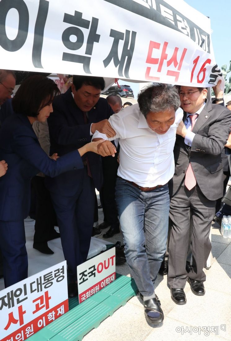 [포토] 이학재 단식중단 설득하는 자유한국당