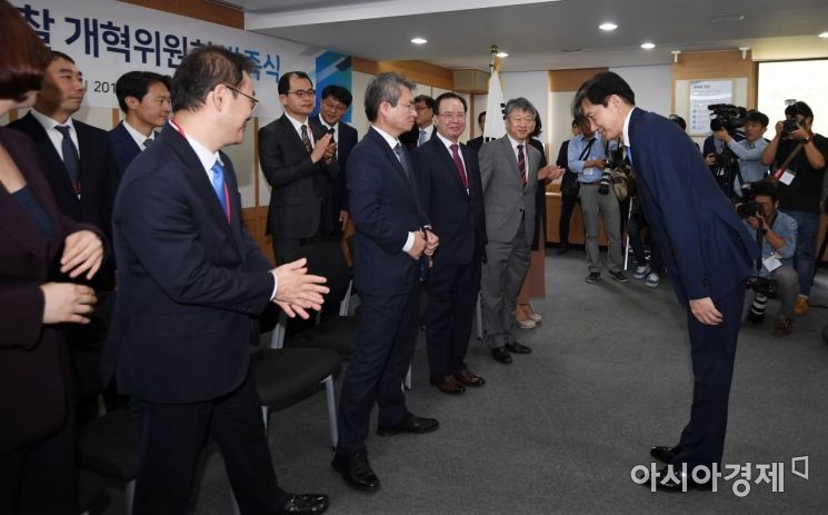 [포토] 개혁위원들 향해 인사하는 조국 장관