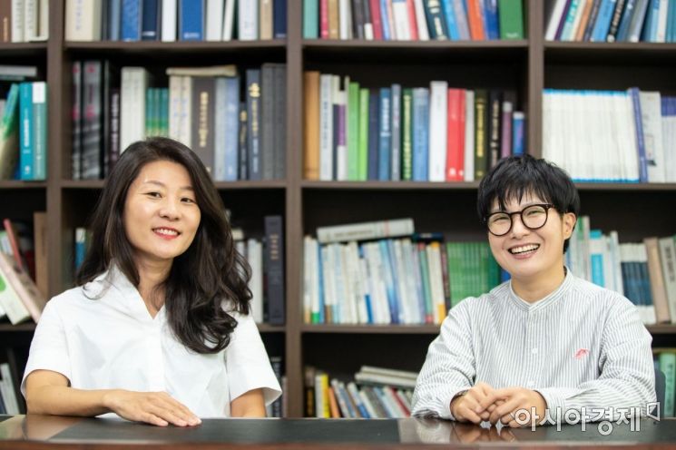 '여자 둘아 살고 있습니다' 저자 황선우(왼쪽) 작가와 김하나 작가가 지난달 30일 서울 중구 아시아미디어타워에서 인터뷰에 앞서 사진촬영 하고 있다./강진형 기자aymsdream@