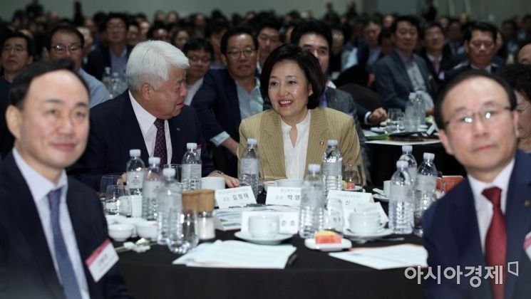 [포토] 참석자들과 대화하는 박영선 장관