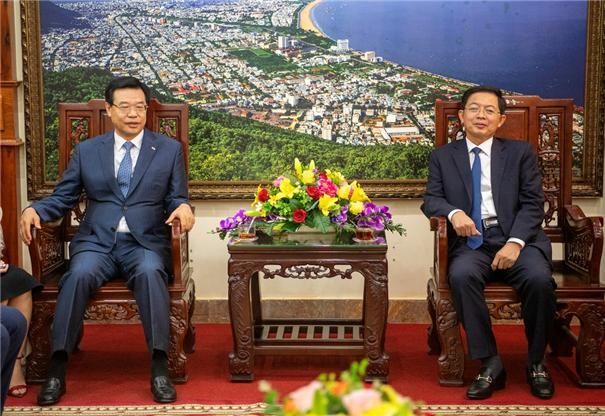 성장현 용산구청장(왼쪽)이 지난 9월 베트남을 찾아 호 꾸옥 중 빈딘성장과 함께 투자설명회 방향에 관해 논의했다.