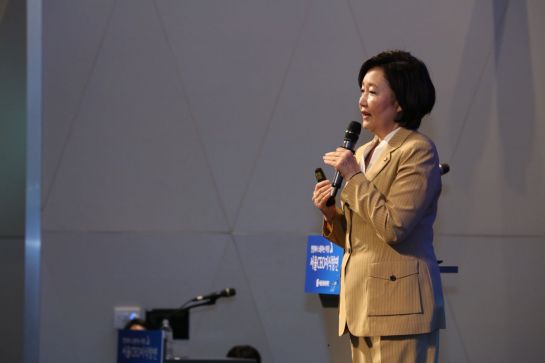 박영선 중소벤처기업부 장관이 1일 서울드래곤시티호텔에서 열린 '서울 최고경영자(CEO) 지식향연' 행사에서 작은 것을 연결하는 강한 힘에 대해 설명하고 있다.