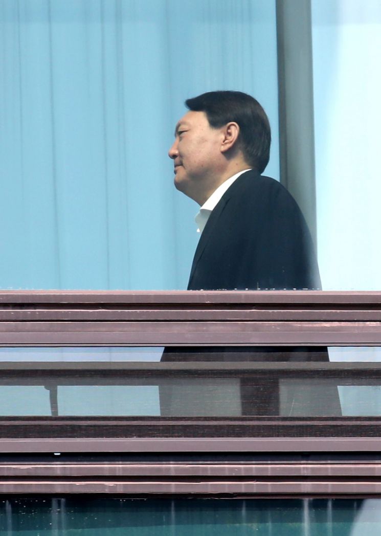 윤석열 검찰총장이 30일 오후 서울 서초구 대검찰청에서 구내식당으로 향하고 있다. 사진=연합뉴스