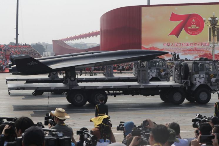 中 열병식 ICBM '둥펑-41', 중·단거리미사일 '둥펑-17' 첫선(종합)