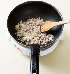 3. 냄비에 식용유를 두르고 다진 마늘, 양파, 돼지고기, 연근을 넣어 볶는다.
