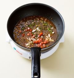 5. 10분 정도 지나 정도 끓으면 토마토와 피망을 넣고 살짝 더 끓인다.(Tip 토마토와 피망을 넣고 중불로 5분 정도 더 끓인다.)