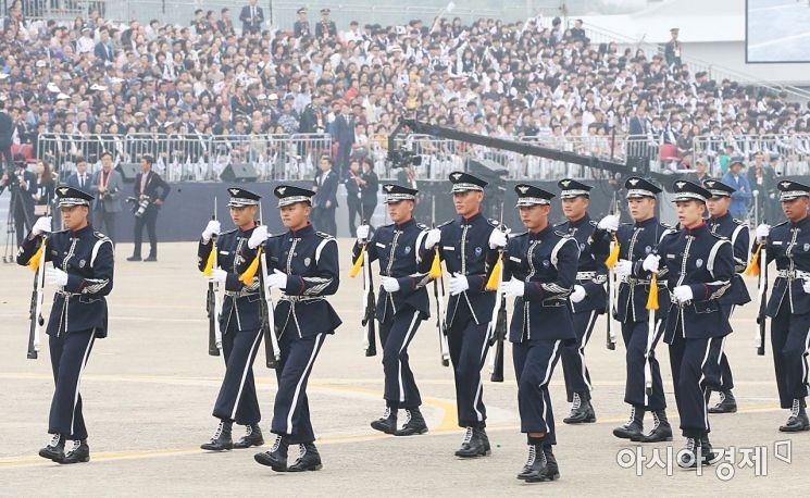 [포토] 멋진 시범 선보이는 각군 의장대