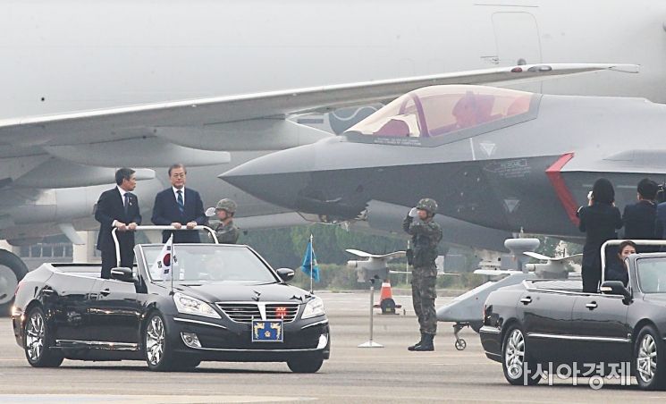 지난 10월1일 국군의 날을 맞아 대구 공군기지(제11전투비행단)에서 열린 '제71주년 국군의 날 행사'에서 문재인 대통령이 일반에 처음 공개되는 F-35A를 살펴보고 있다. /대구=사진공동취재단