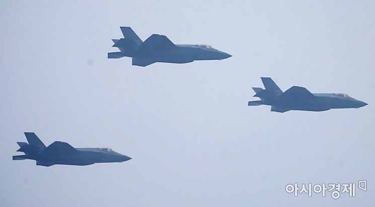 지난 1일 국군의 날을 맞아 대구 공군기지(제11전투비행단)에서 열린 '제71주년 국군의 날 행사'에서 F-35A 스텔스기가 편대비행을 하고 있다./대구=사진공동취재단