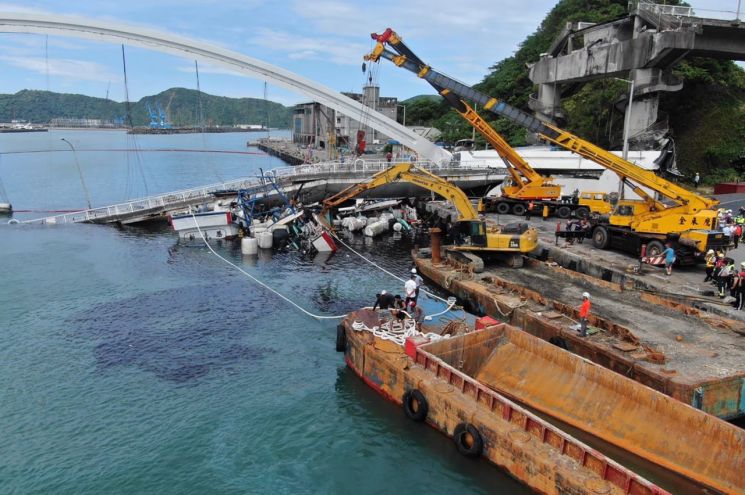 대만 북동부 다리붕괴 10명 부상…"잔해아래 배에 6명 갇힌듯"(종합)