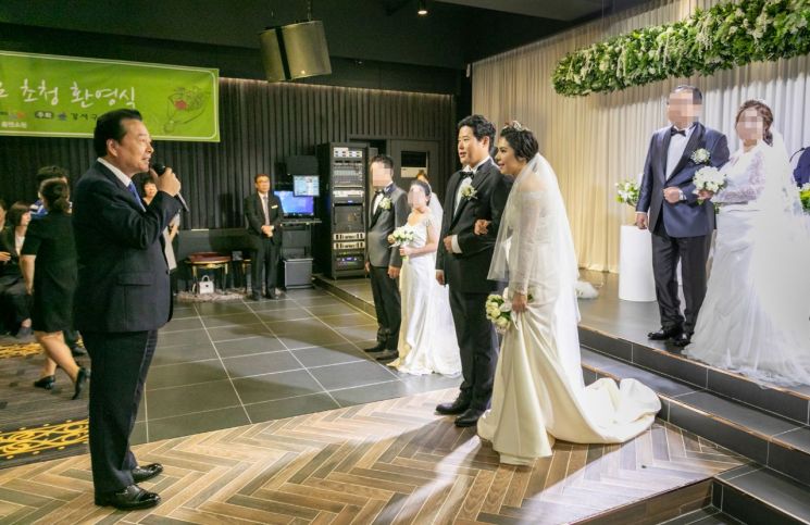 노현송 강서구청장(왼쪽)이 1일 다문화가족 합동결혼식에서 “행복한 결혼생활 하시길 바란다”고 축사를 전하고 있다.