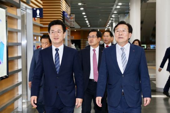 김기문 중소기업중앙회 회장(오른쪽)과 허태정 대전시장(왼쪽)이 1일 대전컨벤션센터에서 열린 '지역경제 및 협동조합 활성화' 간담회에 참석하기 위해 함께 걷고 있다.