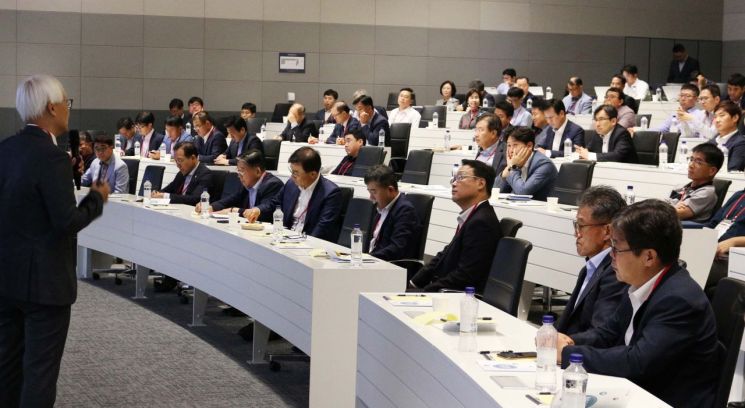 LG이노텍 협력사 대표와 임원 130여 명이 1일 서울시 마곡 LG사이언스파크 통합지원센터에서 개최된 '2019 동반성장 아카데미'에 참석해 최신 기술 트렌드 강연을 듣고 있다.