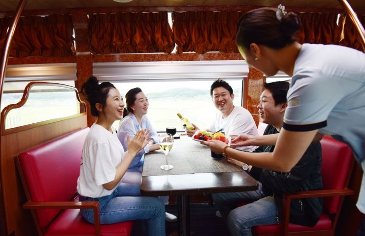 [조용준의 여행만리]철길 위 호캉스‥이보다 여유롭고 편할 순 없다