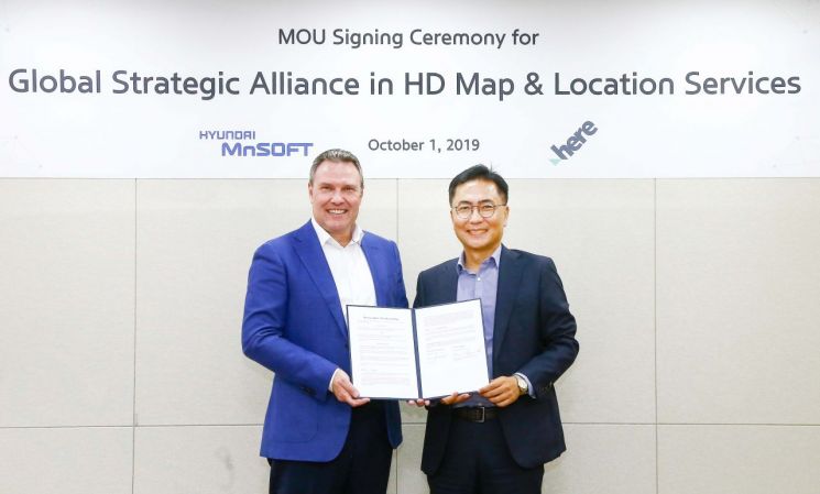 홍지수 현대엠엔소프트 대표이사(사진 오른쪽)와 에자드 오버빅 히어 CEO가 1일 현대엠엔소프트 본사에서 전략적 제휴를 위한 MOU를 체결했다./사진=현대엠엔소프트