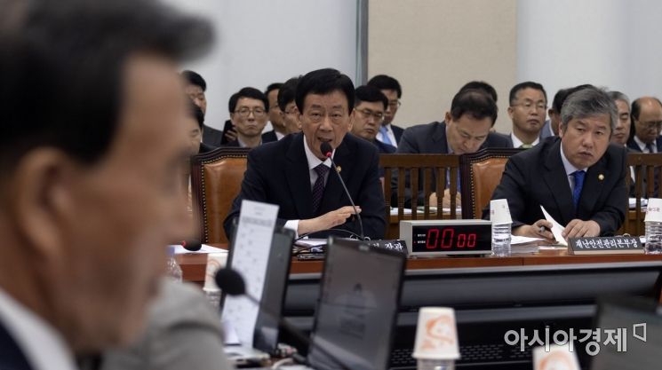 [포토] 답변하는 진영 장관