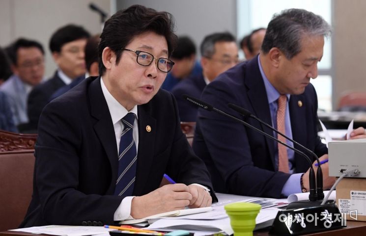 [포토] 답변하는 조명래 장관