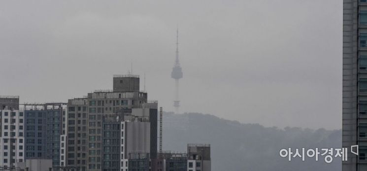 18호 태풍 '미탁'의 영향으로 비가 내리고 있는 2일 서울 서초구에서 바라본 도심 하늘에 안개가 끼어있다./강진형 기자aymsdream@