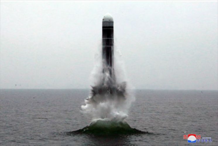북한이 지난 2일 신형 잠수함발사탄도미사일(SLBM) '북극성-3형'을 성공적으로 시험발사했다고 조선중앙통신이 3일 보도했다. 사진은 중앙통신 홈페이지에 공개된 북극성-3형 발사 모습. [이미지출처=연합뉴스]