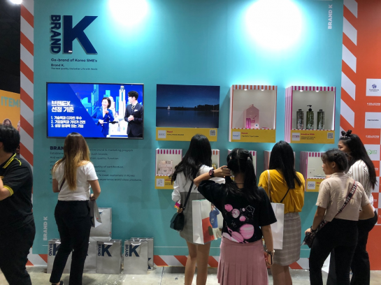 태국 방콕에서 열린 '케이콘 2019'에 설치된 '브랜드케이' 전시부스에 관람객들이 모여 있다.