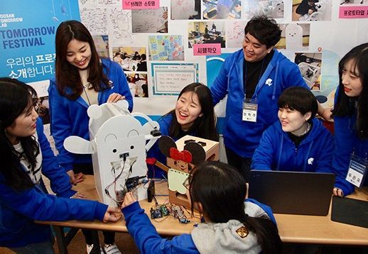 두산, 학생 창의성 개발지원…'투모로우 랩' 실시